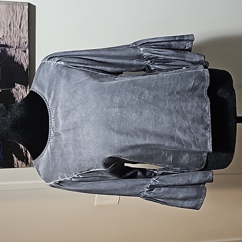 XS Hollister bell sleeve blouse